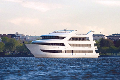Brooklyn motor yacht 550 port bow